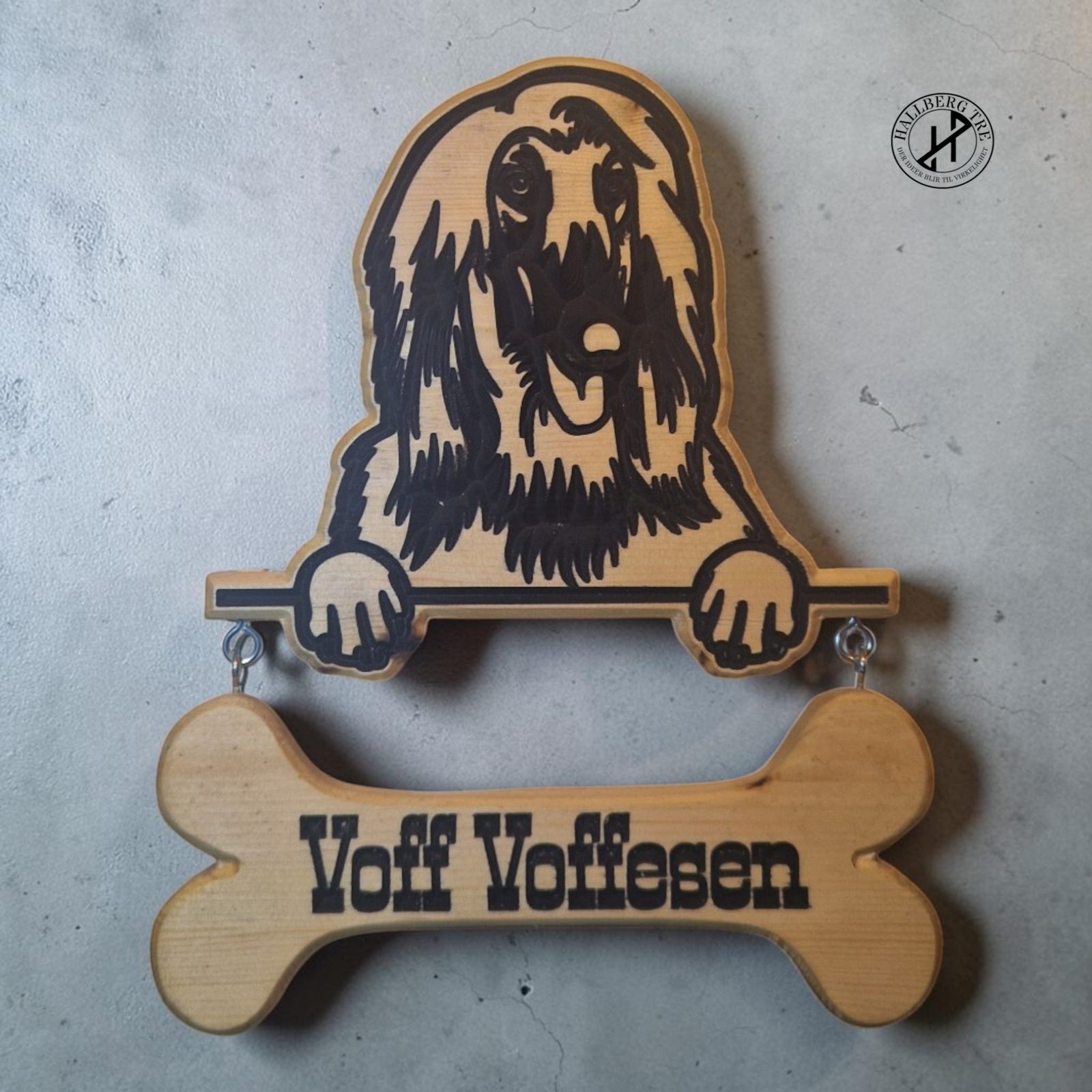 Hundeskilt i furu — silhuett av hunderase med hundebein og navn
