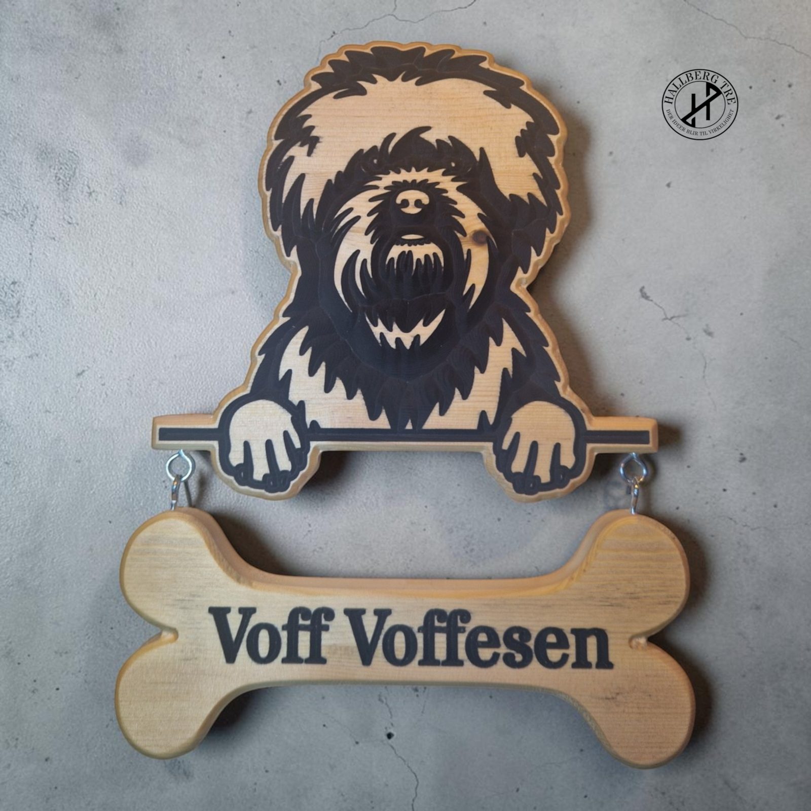 Navneskilt til hund i furu, formet som et hundebein