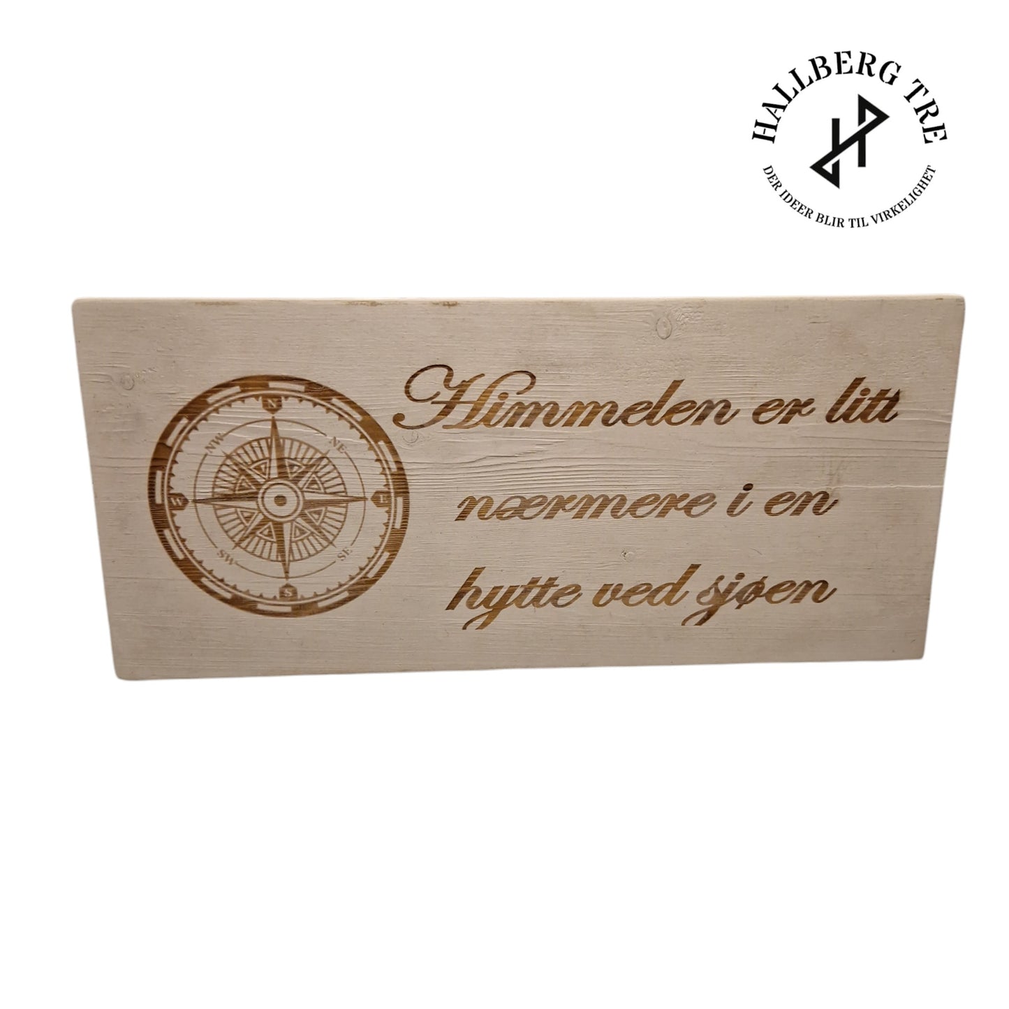 hvit treskilt med gravert tekst