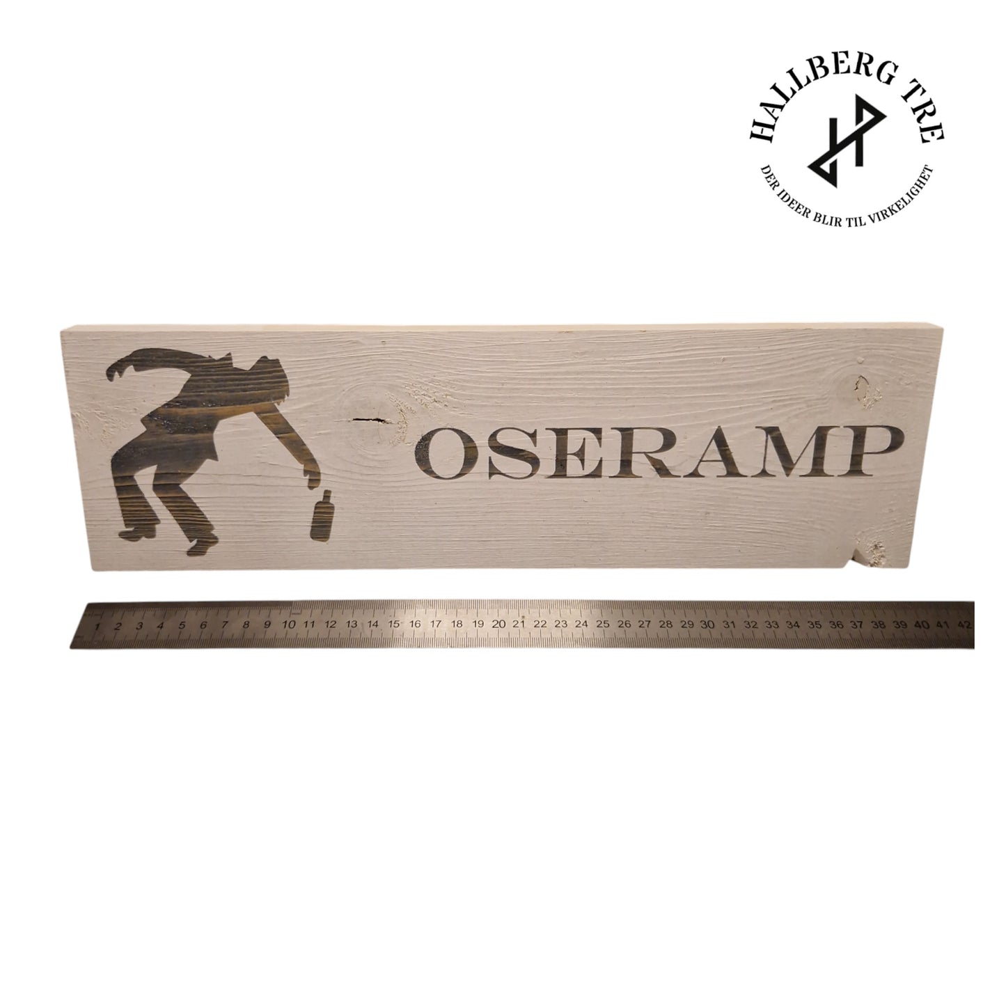 hvit treskilt med gravert tekst