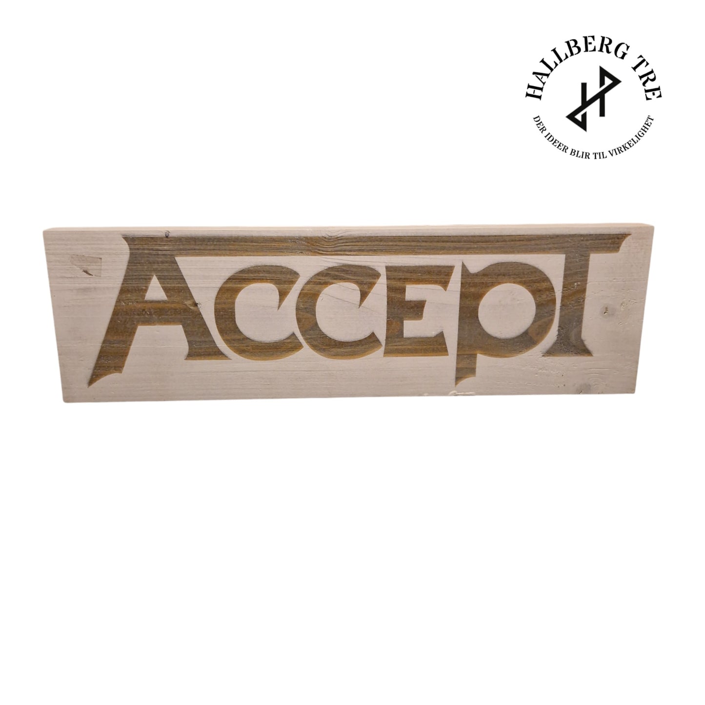 hvit treskilt med gravert tekst