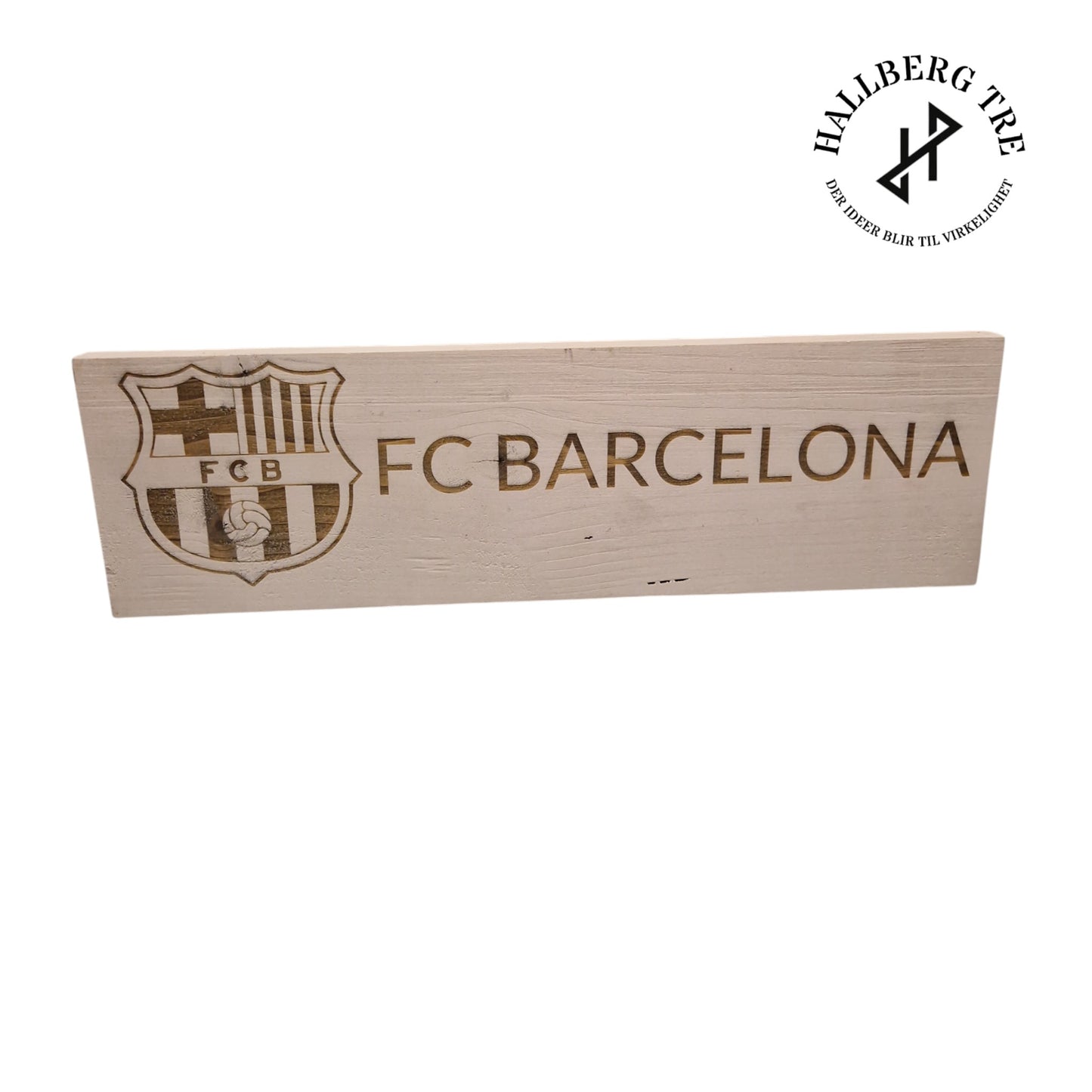 hvit treskilt med gravert tekst