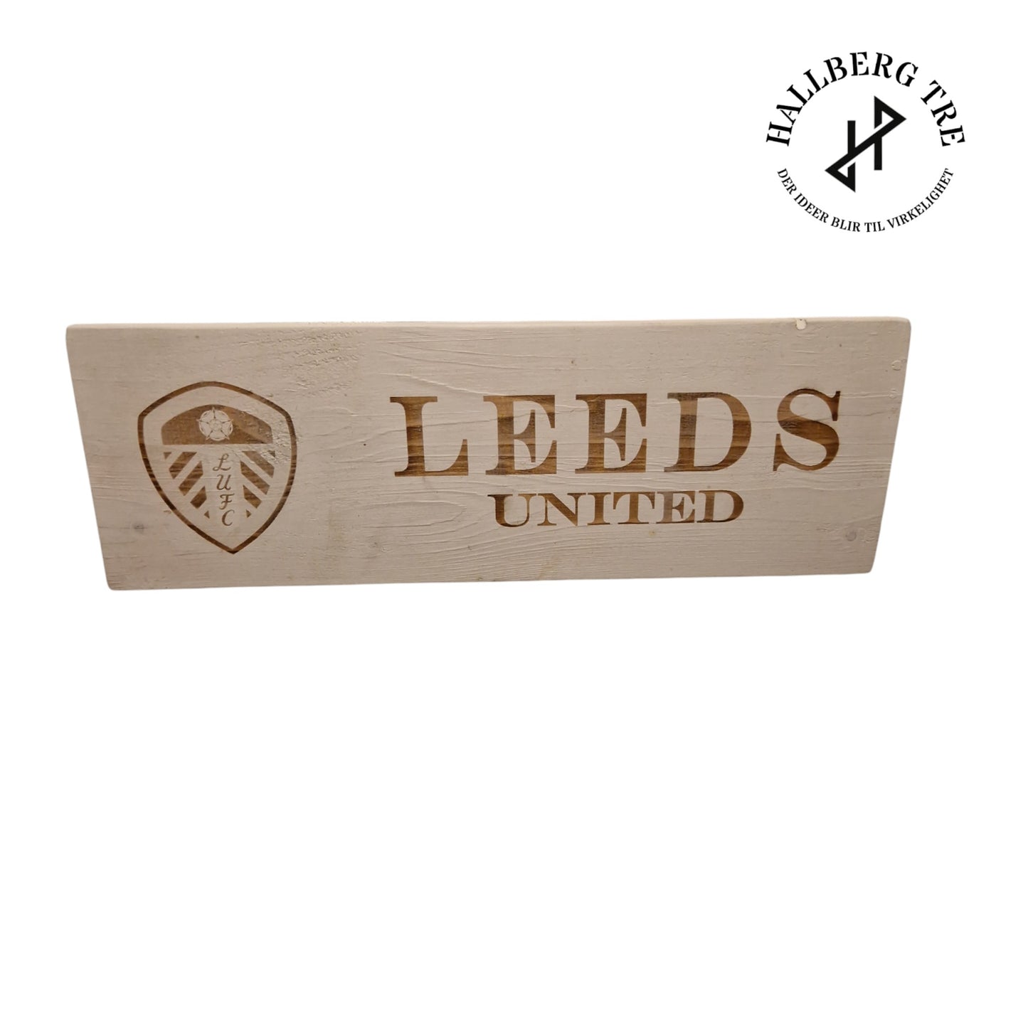 hvit treskilt med gravert tekst