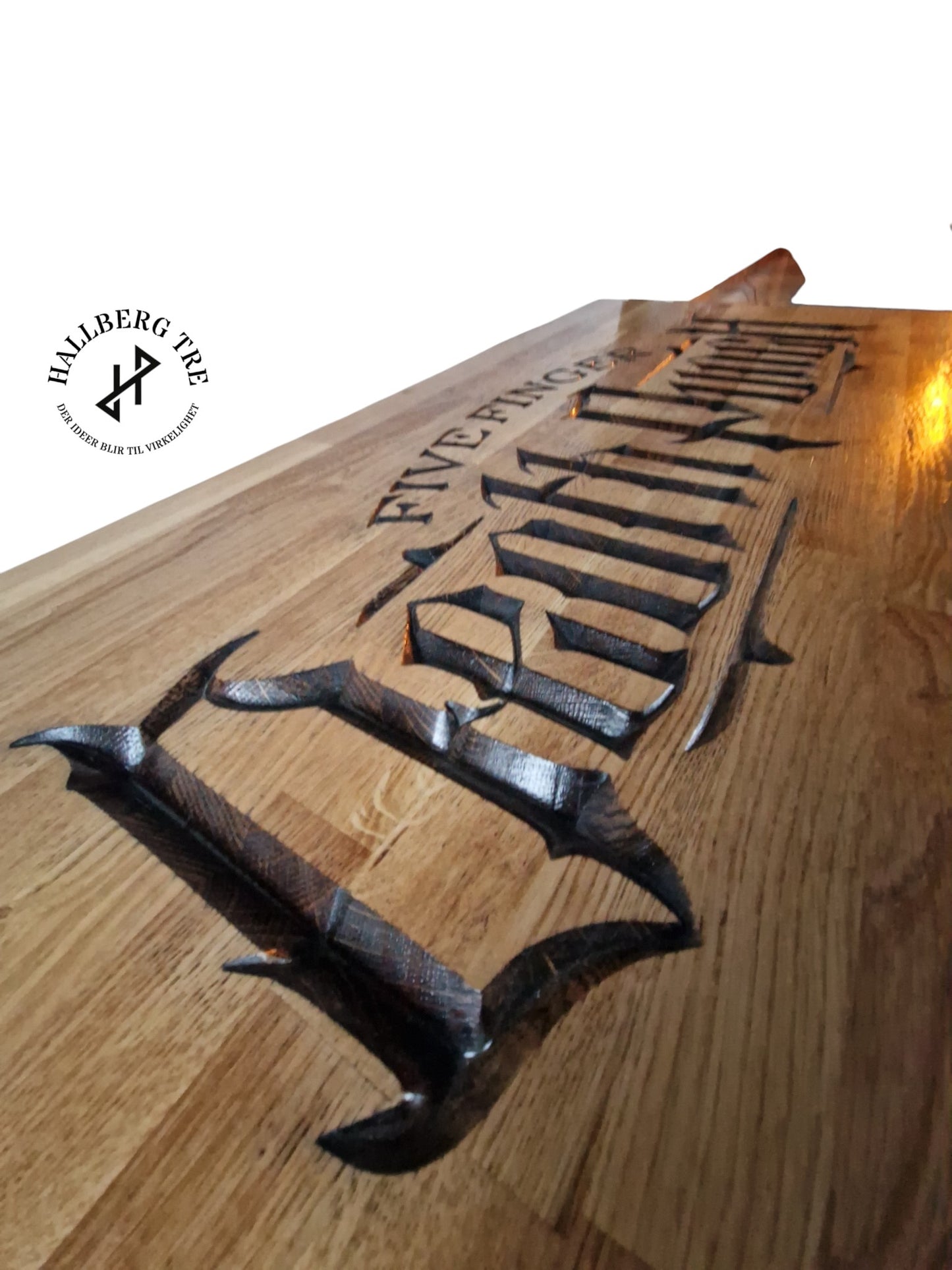 Sofa bord i eik med nedfrest Five Finger Death Punch tekst